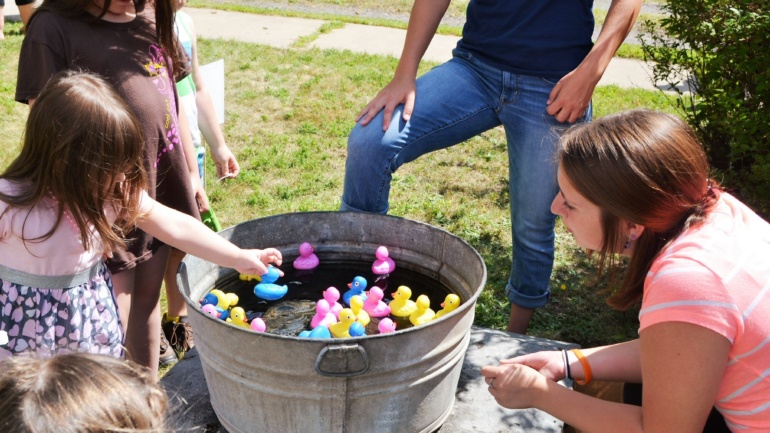 Children play an outdoor game in the museum's front lawn during Family Fun Day 2015.