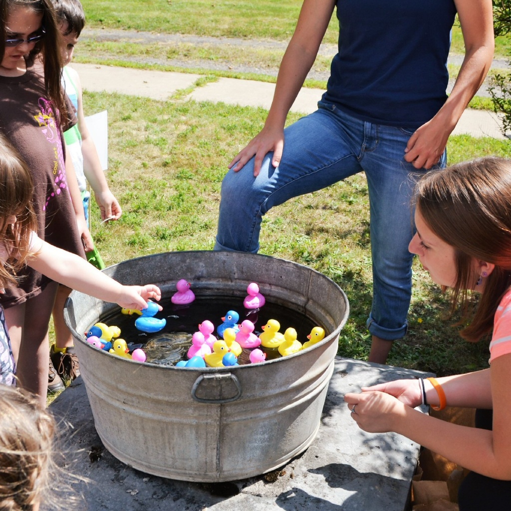 Children play an outdoor game in the museum's front lawn during Family Fun Day 2015.
